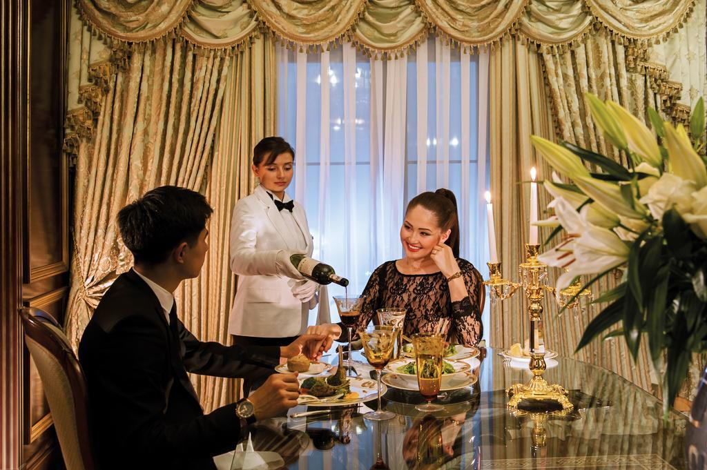 Rixos Khadisha Shymkent Hotel Стая снимка A butler serving a couple at a restaurant