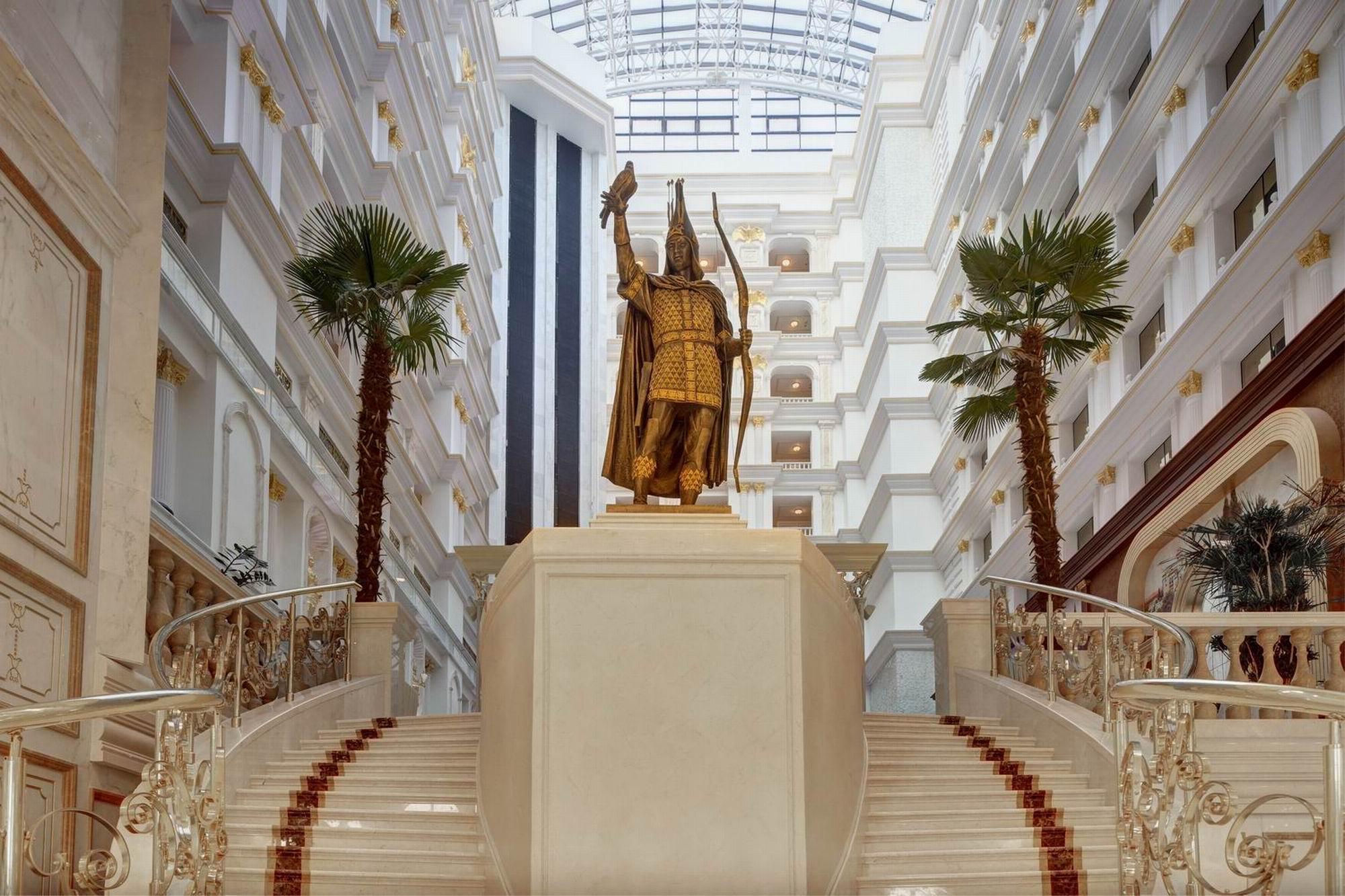 Rixos Khadisha Shymkent Hotel Екстериор снимка Statue of King Chūbun at the lobby of the hotel
